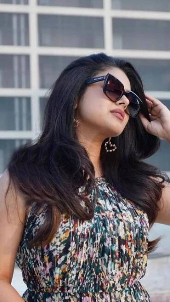 'Dimple Queen' Siddhi Idnani spreads charm in THESE clicks