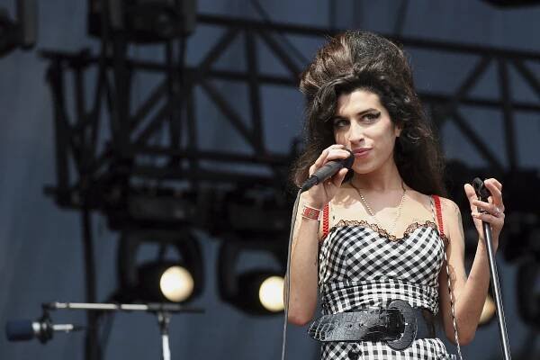 Velkolepý vzestup a pád Amy Winehouse zachytí životopisný snímek Back to Black
