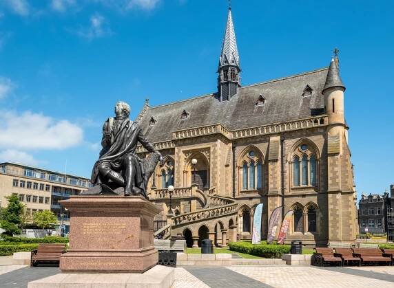 Socha Roberta Burnse, Dundee – Robert Mullan / Shutterstock
