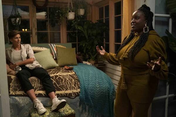 Shrill - Salon - Z filmu - E.R. Fightmaster, Lolly Adefope