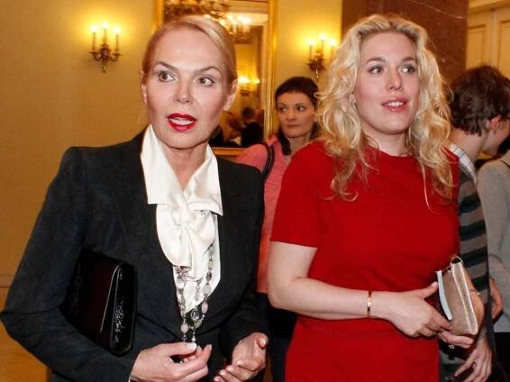 “Byl první muž u nás na mateřské dovolené,” vzpomíná Dagmar Havlová. Dcera Nina je úspěšnou so...