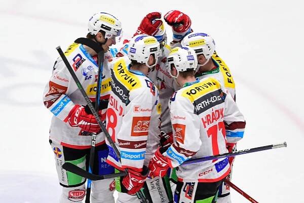 Hokejové Pardubice přehrály Olomouc 3:0 a díky osmému triumfu v řadě dominují extralize