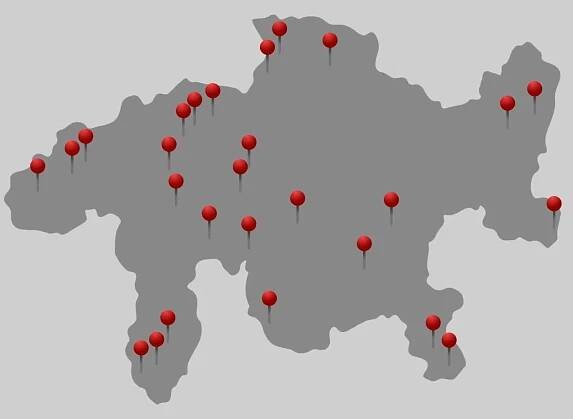 Žluté lavičky: 31 vesnic švýcarského kantonu Graubünden, ve kterých je rozděleno 56 míst, zvoucí obyvatelstvo, aby se posadilo, mluvilo a poslouchalo jeden druhého