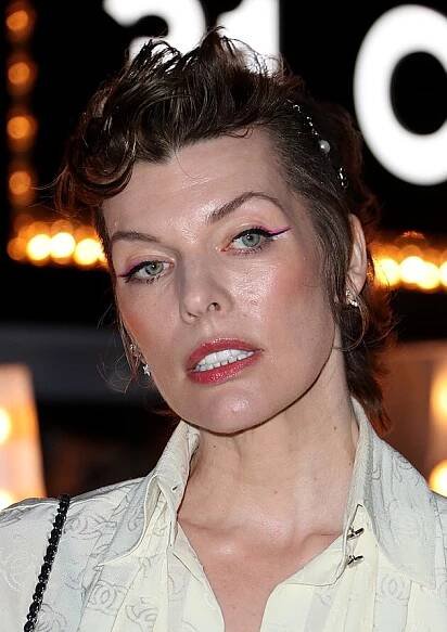 Móda Chanel? Přehlídka nevkusu! Stewart na kluka, stará Kris Jenner a ušmudlaný make-up Jovovich - Expres.cz