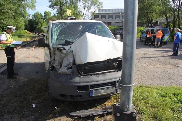 Dodávka na přejezdu napálila do vlaku, takto to dopadlo