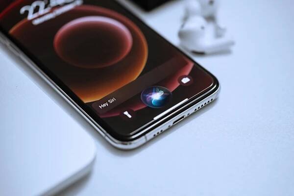 Žádné novinky pro Siri. Apple odkládá slíbené změny na příští rok