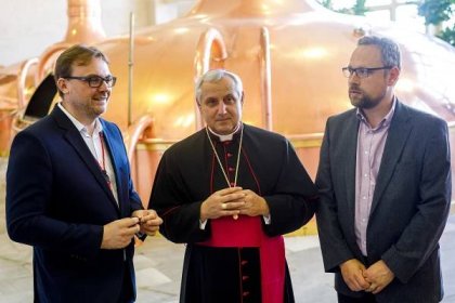 Biskup Vlastimil Kročil požehnal zvláštní várku světlého ležáku - Biskupství českobudějovické