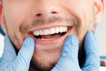 Anomálie u dospělých mléčných zubů?