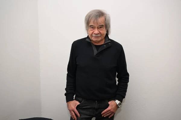 FOTO: Zpěvák Petr Rezek pózuje. – stránka 10