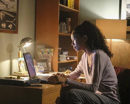 Siréna - Borders - Z filmu - Fola Evans-Akingbola