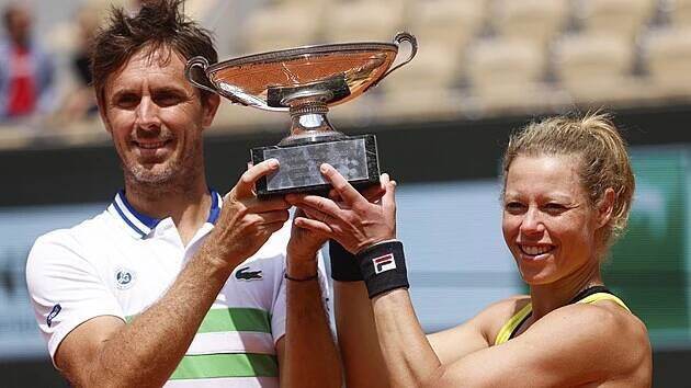 Němka Laura Siegemundová a Francouz Edouard Roger-Vasselin pózují s trofejí po...