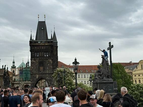 Muž s nožem vylezl na vrchol sochy na Karlově mostě