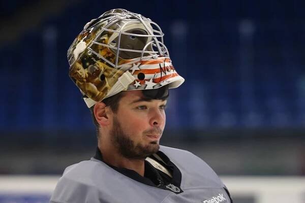 FOTO: Michal Neuvirth musel ukončit kariéru profesionálního sportovce kvůli zranění a následné nepovedené operaci. – stránka 1