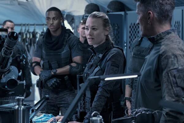 Válka zítřka - Z filmu - Keith Powers, Yvonne Strahovski