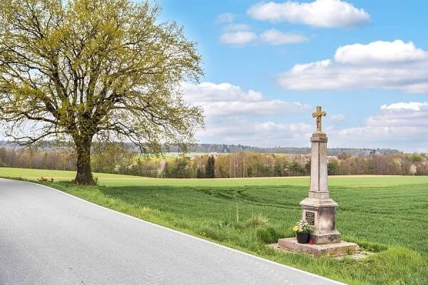 Doubravčice – křížek manželů Slánských – Kolínsko – Cesty a památky