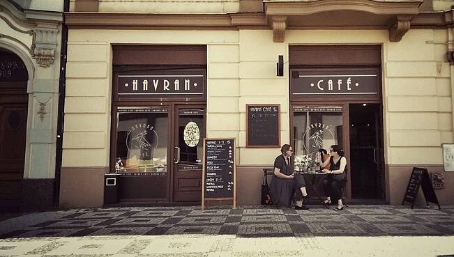 Vchod do Havran Café v Praze 8 | foto: Havran Café