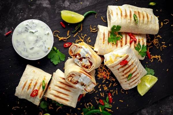 Rychlý oběd: plněný celozrnný wrap - Receptik.cz