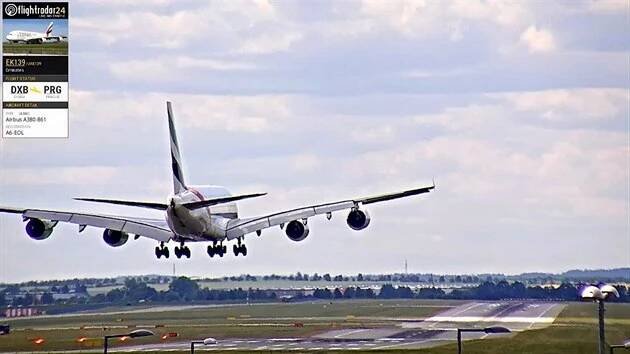Podívejte se, jak musel obří Airbus A380 v Praze opakovat přistání