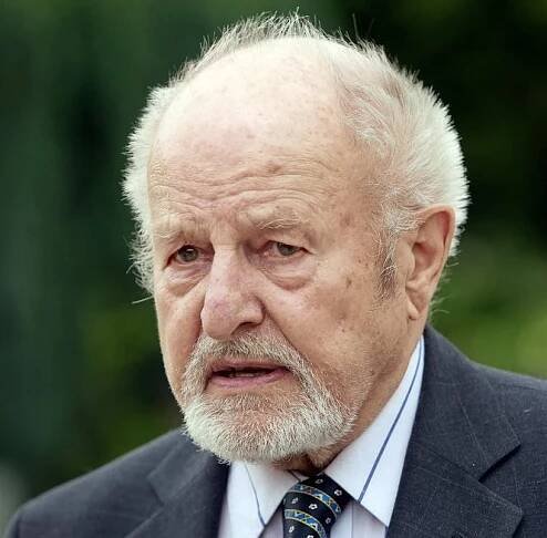 KOMENTÁŘ: Profesor Jičínský slaví devadesátiny. Za práci pro Chartu 77 byl trestně stíhaný, po revoluci přispěl k demokratizaci státu