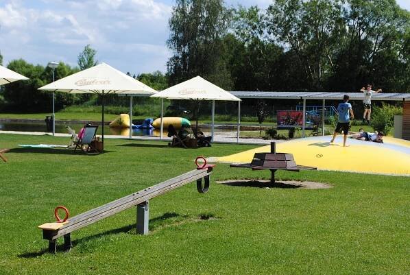 Koupaliště na Krumlovsku se mění v letní kulturní scény. Koukněte na program