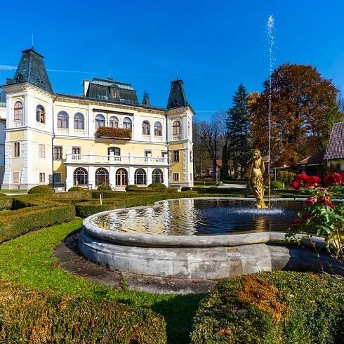 Pohľad na kaštieľ a fontánu so sochou bohyne Psyché