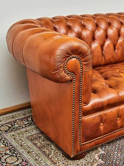Starožitné zboží: Klasická Chesterfield sofa velká - Antik Praha