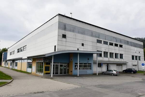 Bruslení v horkém létě? Zimní stadion v Blansku láká na led pod novým osvětlením