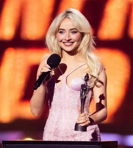LONDON, ENGLAND - MARCH 01: (EDITORIAL USE ONLY) Sabrina Carpenter accepts the award for Global Succ...