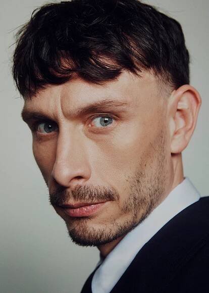 Richard Gadd wears a suit and looks at the camera.