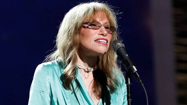 81-Year-Old Carly Simon Has Beauty Tips for Anyone "Tired of Looking Young"