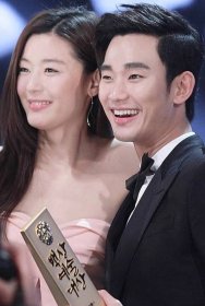 A photograph of My Love from the Star lead actors, smiling and posing for the camera on the stage of the 50th Baeksang Arts Awards