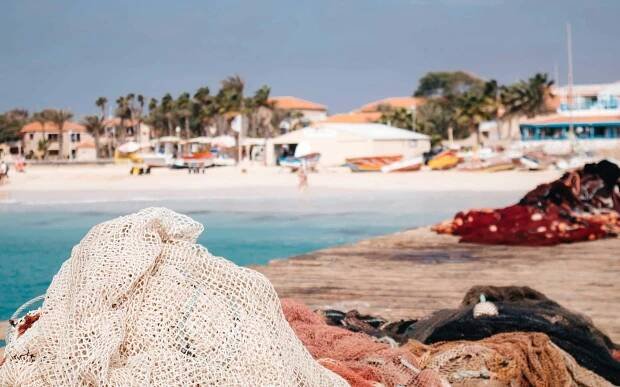 Jaring Berwarna-warni Di Pantai Cape Verde Wallpaper