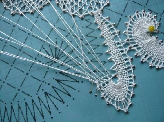 Lacemaking | Fabrication de dentelle avec bobine, Dentelle aux fuseaux, Motifs de dentelle aux fuseaux