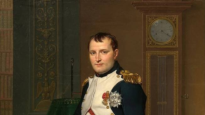 Malý velký císař neustále bojoval se svými komplexy. Moderní analýzy prokázaly, že od roku 1814 byl pravidelně vystavován vysokým dávkám arsenu - ať už z Fowlerova roztoku proti plešatění, nebo z oblíbených zelených tapet zdobících jeho pokoje. Jeho smrt tak mohla být spíš dílem jeho vlastních každodenních zvyků než zákeřných nepřátel.