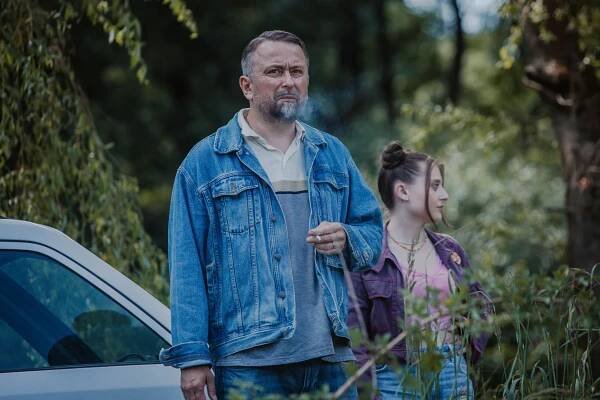 „Vždyť seriál je prorostlej samejma pakama... a proto na to lidi koukají,“ říká představitel Kociána z Osady