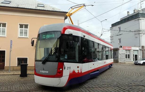 Nové olomoucké tramvaje vyjedou do ulic. Mají klimu i nabíjení mobilů