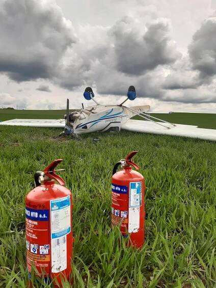 Kořenec: Ultralight se převrátil při nouzovém přistání. Jeden zraněný pasažér