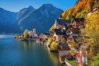 Scénický pohlednicový pohled na slavnou horskou vesnici Hallstatt s Hallstatter See v rakouských Alpách v krásném zlatém ranním světle na podzim, region Salzkammergut, Rakousko — Stock obrázek