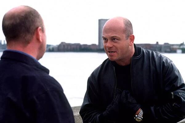 Ross Kemp (r) as Grant and Steve McFadden (l) as Phil in 1999.