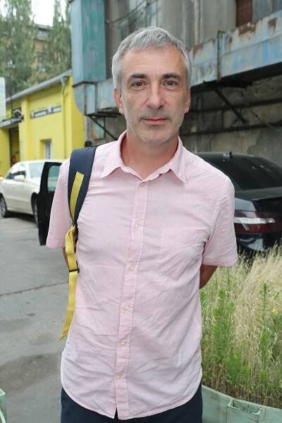Rodiče Petra Vacka byli doktoři, a ačkoli měli nastudováno, sami se zákeřnou chorobou těžce bojovali. Zasáhla je totiž rakovina. „Moje maminka na nádor štítné žlázy umřela a můj tatínek se také potýkal s onkologickým onemocněním. Navíc oba byli lékaři, takže se to doma neustále probíralo. Díky mým rodičům jsem získal pocit, že se má pomáhat, že to není nic divného, že to je naprosto běžná věc. Rakovina je nemoc, která si nevybírá, její obětí se v podstatě může stát kdokoli,“ vyjádřil se k tomu Vacek.