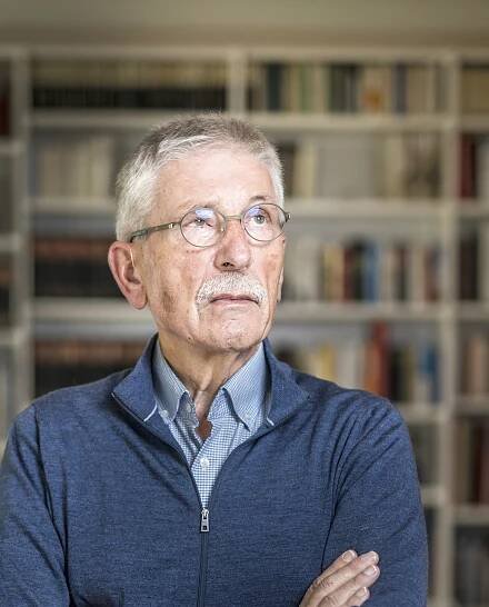 India walks alone, and beckons – Schweizer Monat