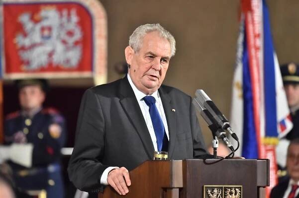 Drony místo tanků, zopakoval Zeman svou mantru. Armáda počítá s obojím