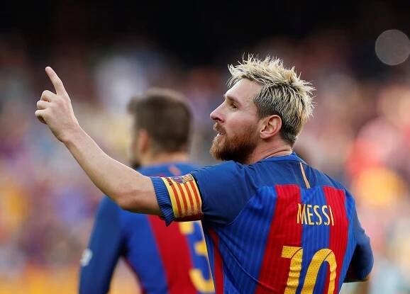 Barcelona deklasovala La Coruňu, Atlético zostudilo Granadu a pozadu nezůstal ani Real
