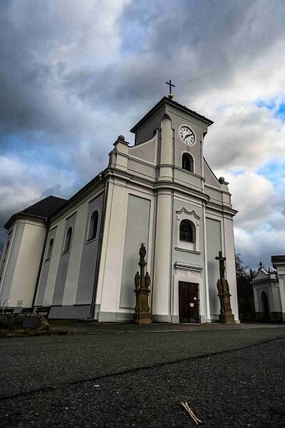 Průmyslová zóna u šikmého kostela v Karviné. Co říká majitel, katolická církev