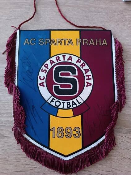 Vlajecka AC Sparta Praha s podpisy