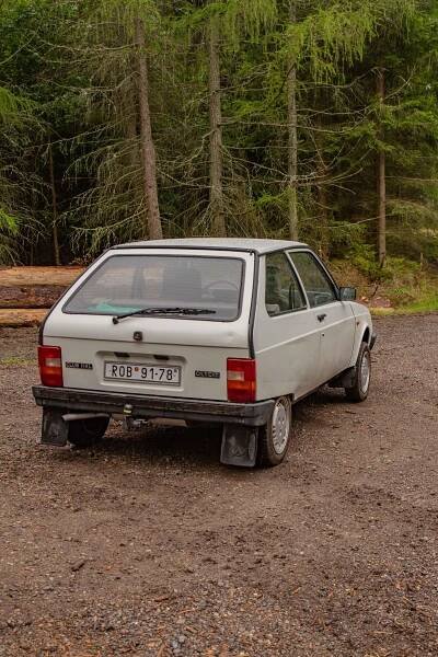 Oltcit je prý nejhorší auto na světě. Vyvedeme vás z omylu. Startování klikou je ale fakt úlet