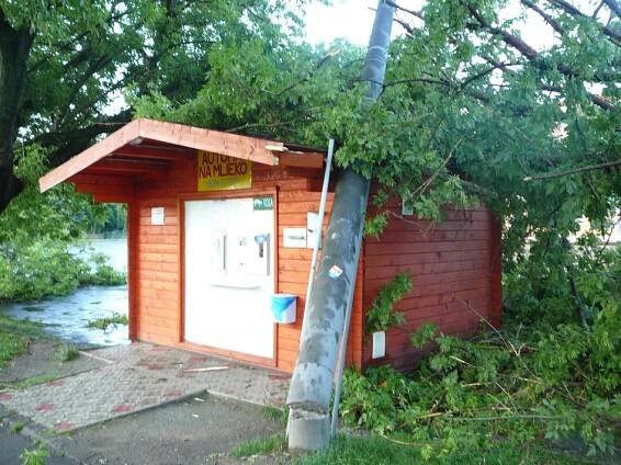 Zaujimavosti- MICHALOVCE: Takáto spúšť zostala po búrke !!!