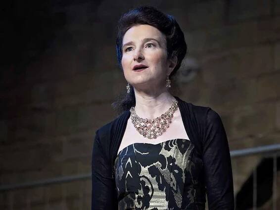 Roli královny Alžběty ztvárnila v divadelní hře Richard III. britská velvyslankyně Jan Thompson.