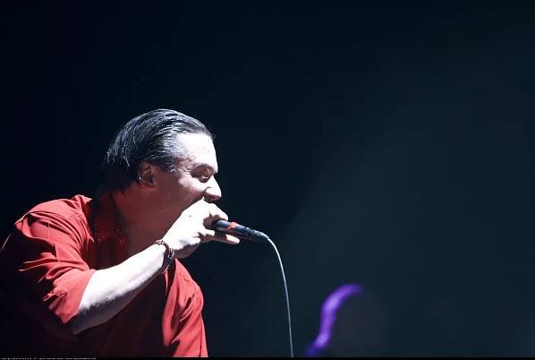 Red Shirted Singer Rocks the Mic at Coachella