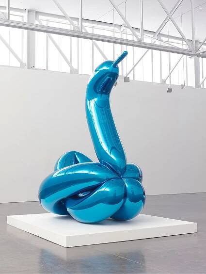 Jeff Koons, Balloon Swan (Blue), 2004–11. Mirror-polished stainless steel with transparent color coating, 138 × 119 × 94 inches (350.5 × 302.3 × 238.8 cm), 1 of 5 unique versions © Jeff Koons. Photo: Rob McKeever